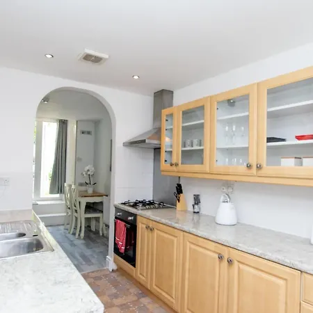 شقة Large Garden Apartment, Sleeps 4 *