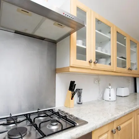Large Garden Apartment, Sleeps 4