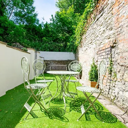 Large Garden Apartment, Sleeps 4 Бристоль