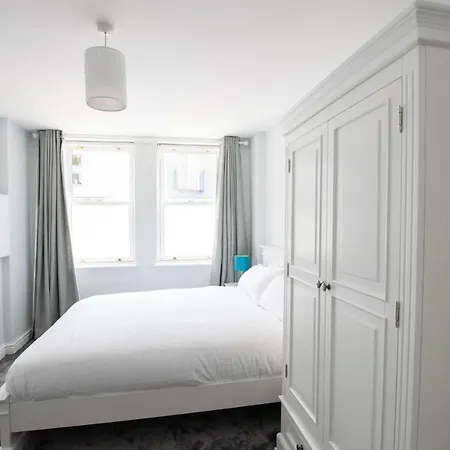 Large Garden Apartment, Sleeps 4 Апартаменти Бристоль