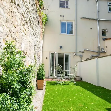 Large Garden Apartment, Sleeps 4 Бристоль