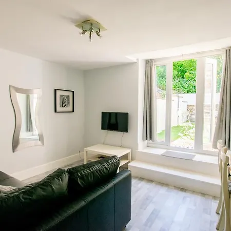 Large Garden Apartment, Sleeps 4 Апартаменти *