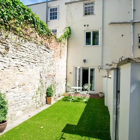 Large Garden Apartment, Sleeps 4 Апартаменти Бристоль