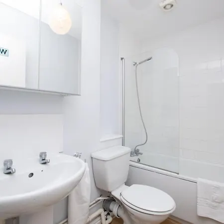 Large Garden Apartment, Sleeps 4 * 布里斯托