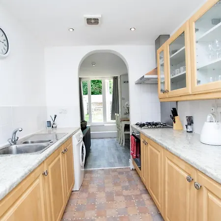 Large Garden Apartment, Sleeps 4 * Бристоль