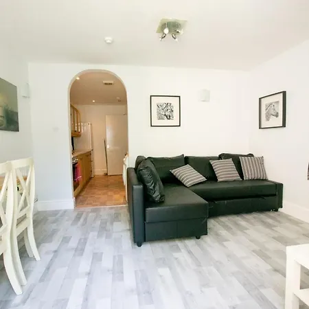 Large Garden Apartment, Sleeps 4 شقة بريستول