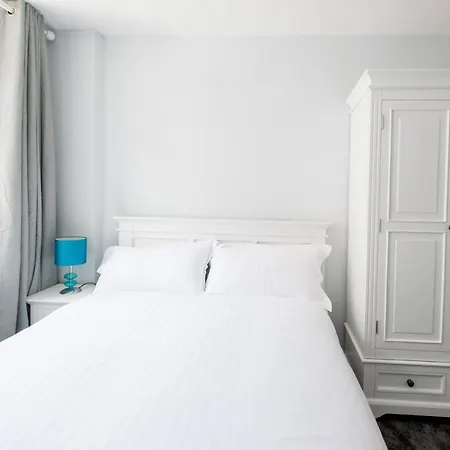 Large Garden Apartment, Sleeps 4 *