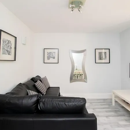 Large Garden Apartment, Sleeps 4 بريستول